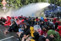 Филиппинские полицейские водой разгоняли демонстрантов, недовольных приездом Трампа