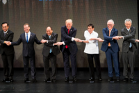"Руки коротки": Медведев оконфузился во время традиционного рукопожатия на саммите АСЕАН (видео)