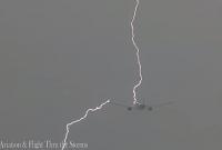 В Амстердаме сняли на видео момент попадания молнии в пассажирский самолет
