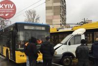 В Киеве "Газель" после удара Skoda влетела в троллейбус