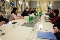 Еврокомиссар заверил Порошенко в дальнейшей поддержке украинских реформ со стороны ЕС