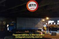 Под Шулявским мостом в Киеве застрял грузовик