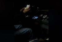 В Киеве пассажир снял на видео водителя маршрутки, который за рулем считал деньги и смотрел комедию
