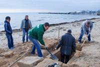 В оккупированном Крыму прохожий случайно раскопал на пляже дохристианскую могилу