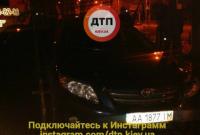 В Киеве водитель врезался в забор и сбежал, оставив документы и даже не закрыв авто
