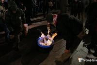 Участники акции к годовщине Евромайдана показательно зажгли шины в центре Киева