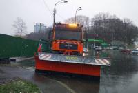 В Киеве из-за снегопада на дороги выехала спецтехника (видео)