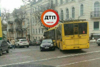 В центре Киева остановилось движение троллейбусов из-за припаркованного посреди дороги "Лексуса" (фото)