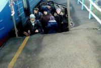 На Днепропетровщине из-за обвала ж/д платформы пассажиры вынуждены спускаться в яму
