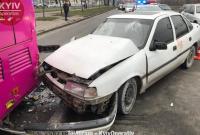 В Киеве на Оболони Opel протаранил троллейбус: двоих пострадавших госпитализировали