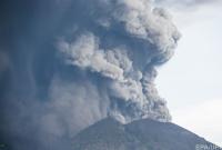 Тысячи туристов вторые сутки не могут покинуть Бали из-за вулкана Агунг