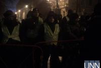 Факельное шествие: неизвестные бросили дымовые шашки между полицией и активистами возле АП
