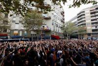 В Каталонии началась всеобщая забастовка: под полицейскими участками собрались тысячи людей