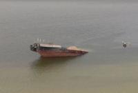 В Каховском водохранилище затонула баржа: нефть попала в воду