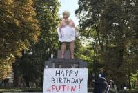 В Киеве полуобнаженная активистка Femen поздравила Путина с днем рождения
