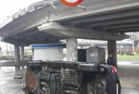 Автомобиль с ребенком в салоне слетел с моста в Киеве
