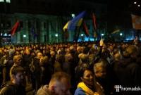 Группа депутатов передала Порошенко закон об антикоррупционном суде, к АП пришло полтысячи активистов