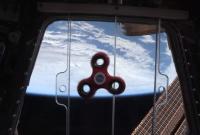 NASA показало видео, как астронавты крутят спиннер в космосе