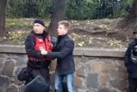 Митингующие под Радой под возгласы "м*дак" забросали депутата Гончаренко яйцами (видео)