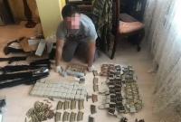 Житель Киева продавал оружие с зоны АТО под видом интернет-магазина военных аксессуаров