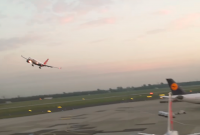 Видеошок: пилот напугал пассажиров "прощальным маневром"