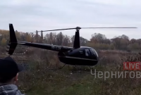 В Чернигове вертолет приземлился возле остановки, забрал пассажира, и улетел (видео)