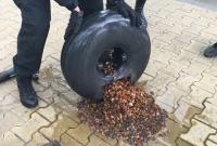 Украинец пытался вывезти 22 кг янтаря в газовом балоне