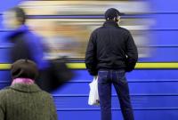 В Киеве останавливали движение на синей ветке метро: пассажир упал на рельсы