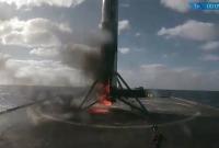 Первая ступень ракеты SpaceX загорелась при посадке в море (видео)