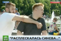 В России пьяный десантник с криком "захватим Украину" ударил пропагандиста НТВ в прямом эфире (видео)