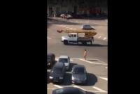 В Киеве на площади Победы разгуливала обнаженная женщина, на авто внимания не обращала (видео)