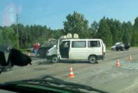Военный БТР столкнулся с микроавтобусом в Ровенской области