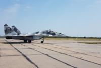 Порошенко военным самолетом МиГ-29 прибыл в Винницу