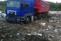 Водитель мусоровоза пытался тайком выгрузить львовские отходы на Житомирщине