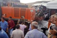 В Турции кран упал на микроавтобус, есть погибшие