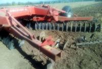 В Донецкой области на мине подорвался трактор: водитель ранен