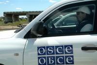 Боевики на Донбассе проверяют багажники автомобилей ОБСЕ