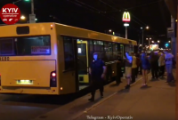 В Киеве пьяный мужчина устроил драку со стрельбой в автобусе