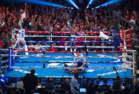 Американский боксер отобрал два титула у своего соперника и стал абсолютным чемпионом мира (видео)