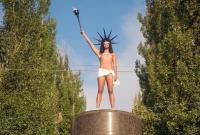 Девушка из FEMEN в честь Дня независимости взобралась на пьедестал памятника Ленину в Киеве (видео)