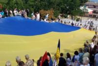 Потемкинскую лестницу в Одессе накрыли 26-метровым флагом Украины