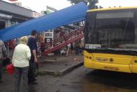 Автобус въехал в остановку с людьми в Киеве
