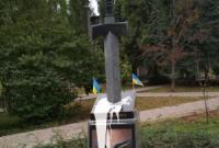 Памятник героям АТО осквернили в Киеве