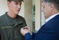 Боец Нацгвардии, который оказал первую помощь пострадавшей на Грушевского, получил медаль от Президента