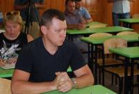 В Славянске учителя-сепаратиста решили оставить на работе. Активисты подожгли шины во дворе школы