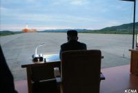 Ким Чен Ын сфотографировался на фоне запуска ракеты