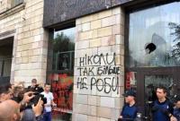 В Киеве закрыли магазин на Грушевского, с фасада которого стерли граффити - появился комментарий владельца