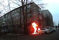 Приключения неудачника в России: мужчина хотел поджечь авто и загорелся сам (видео)