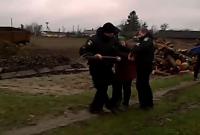 С вилами и бревном селянка прогоняла полицейских с поля на Ровенщине (видео)