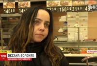 Моется в туалете и ночует на лавке: во Львове экс-госслужащая три месяца живет в торговом центре (видео)
